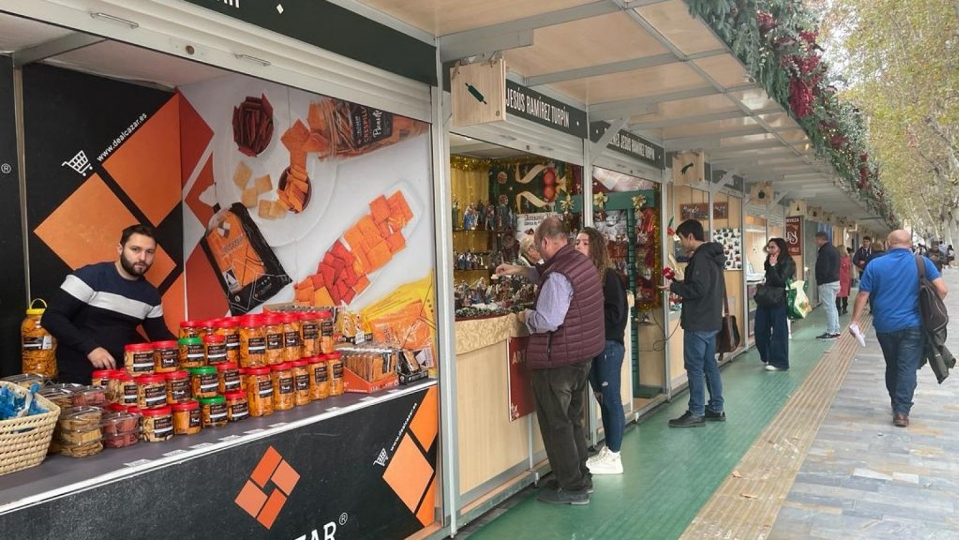 Inaugurada XXXIX muestra de artesanía de Navidad en el paseo Alfonso X de Murcia