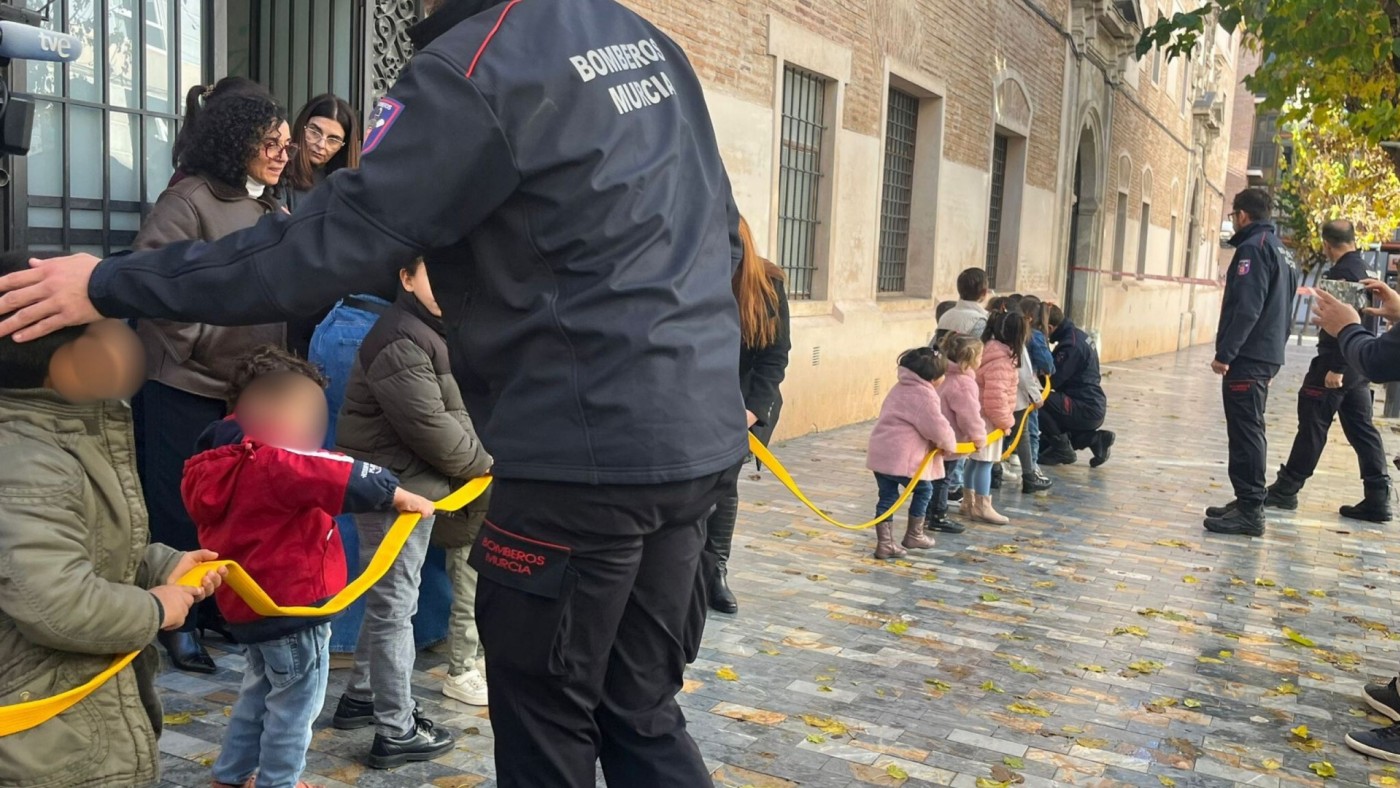 Los bomberos visitan a los niños del Centro de Acogida Cardenal Belluga