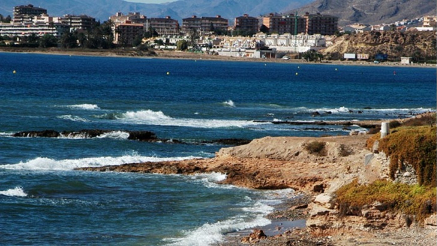 Una patera con 10 personas llega a la playa del Alamillo en Mazarrón