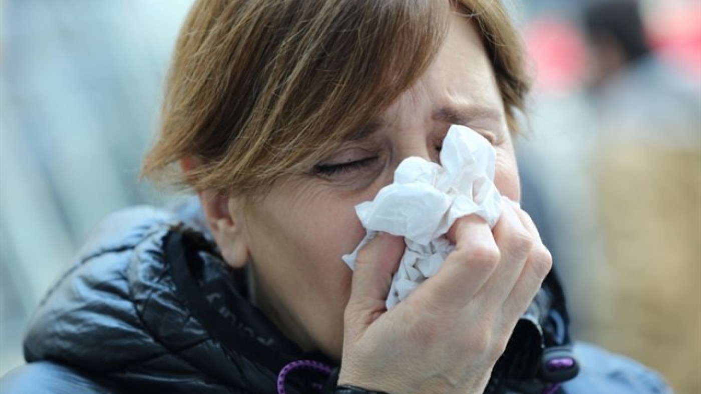 persona con gripe tosiendo
