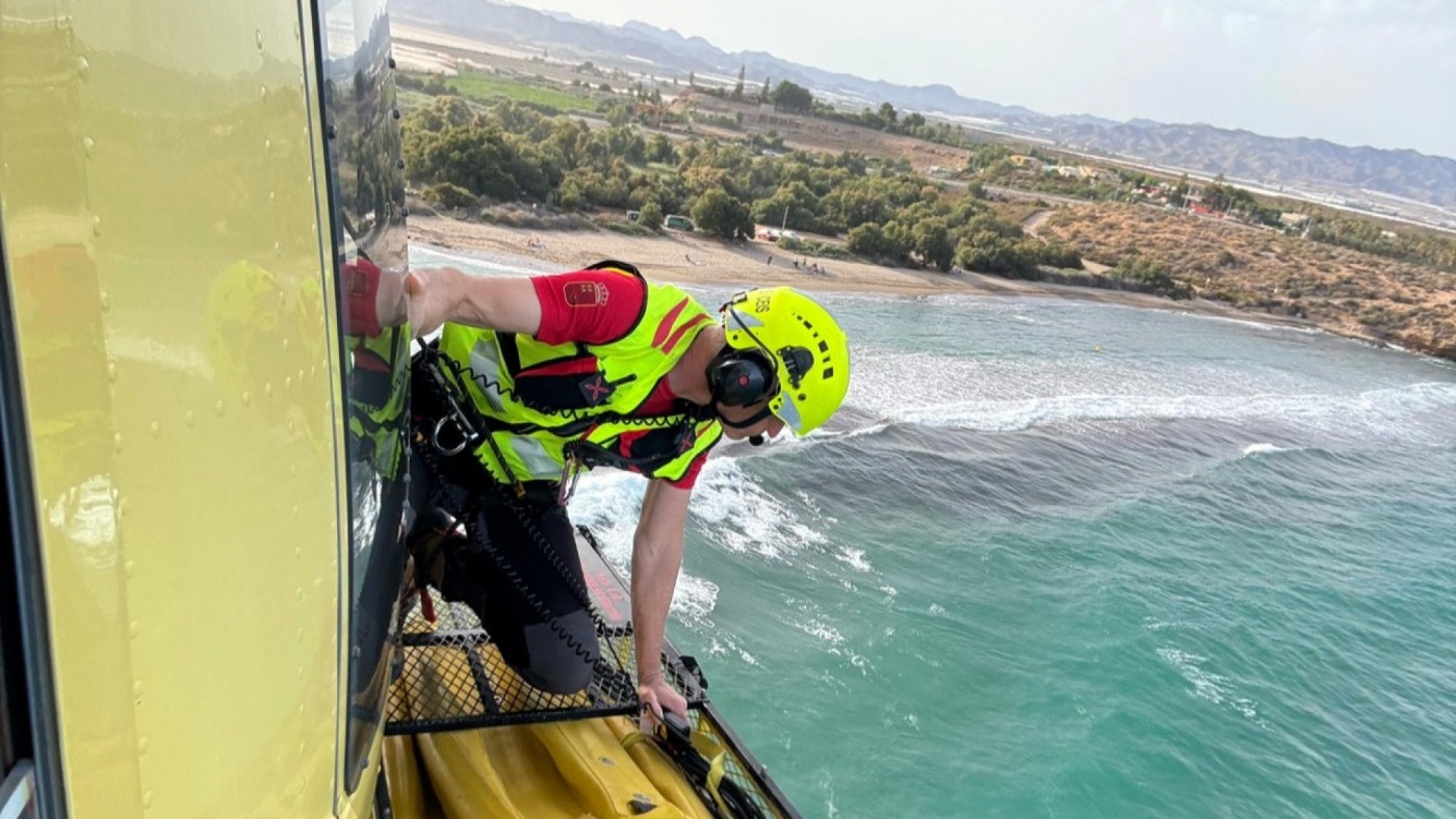 Buscan a un joven de 22 años desaparecido mientras se bañaba en la playa de Matalentisco, en Águilas
