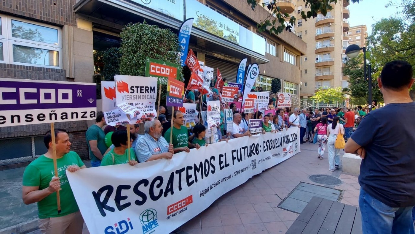 Casi un millar de personas exigen en Murcia que se reviertan los recortes en Educación