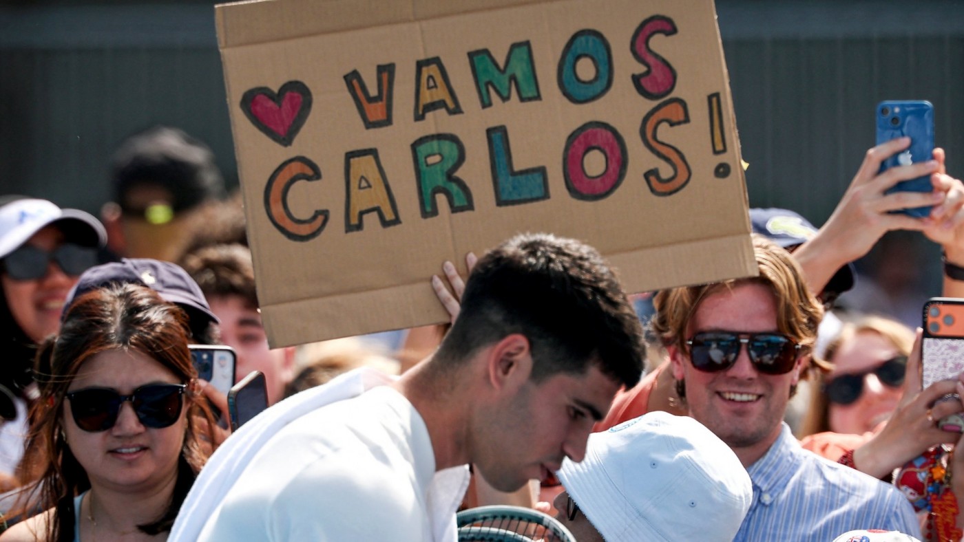 Alcaraz evita a Djokovic en el camino hacia la final de Australia