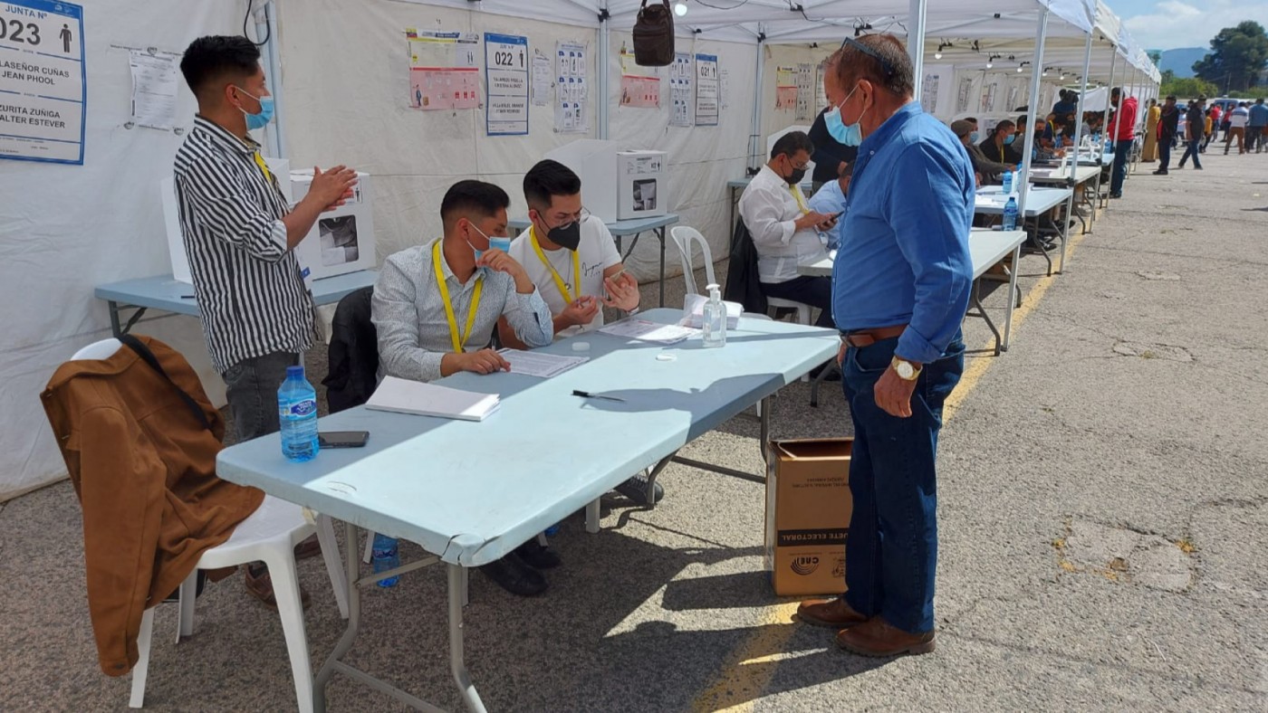 Ciudadano ecuatoriano vota en una de las mesas instaladas en la FICA (Murcia) 