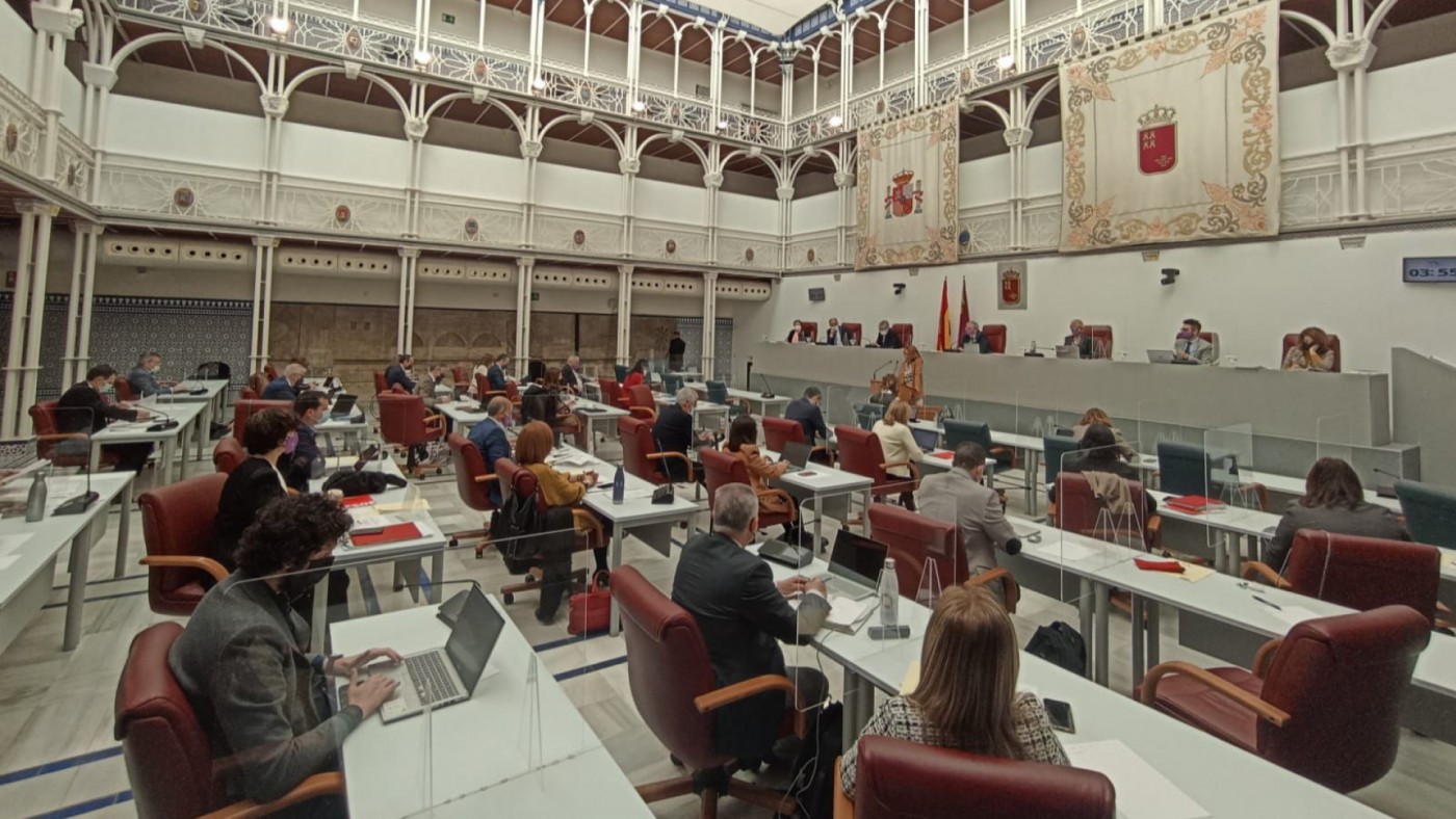 El feminismo y la prohibición de la publicidad sexista enfrenta a Gobierno y oposición en la Asamblea
