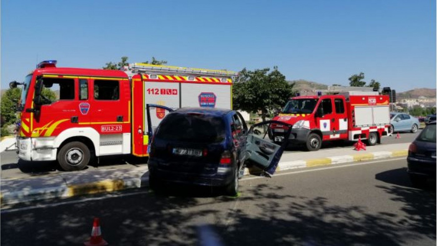 Servicios de emergencia rescatan y trasladan al hospital a un herido en un accidente de tráfico en Lorca