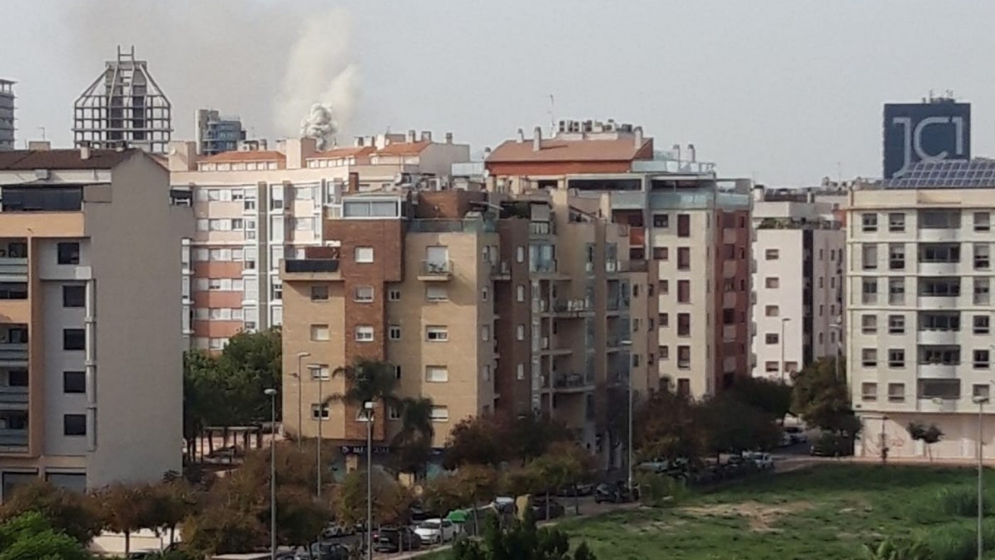 Bomberos apagan un incendio en una vivienda en la avenida Juan Carlos I