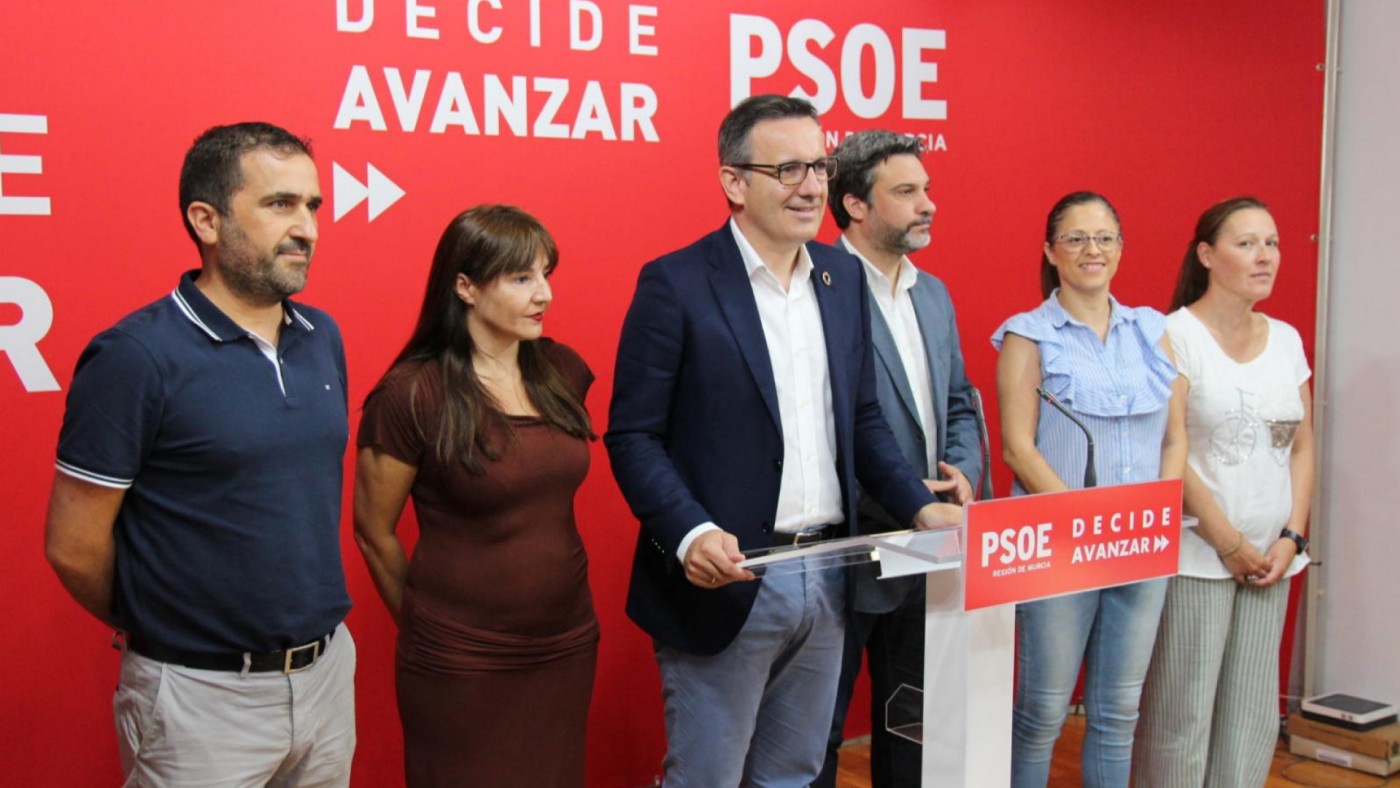 Conesa (atril) con los representantes del PSOE en Congreso y Senado