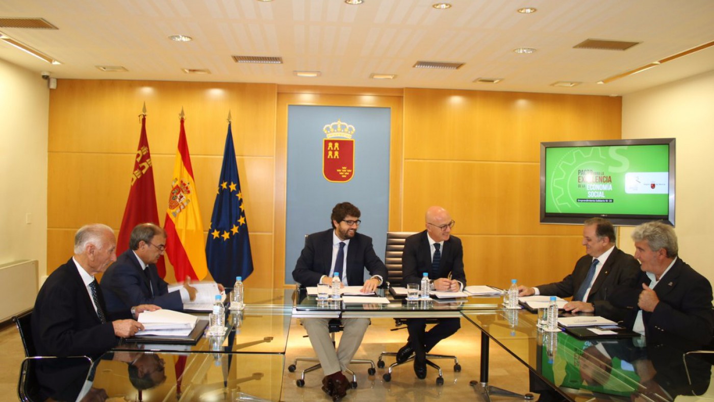 Reunión entre López Miras y los representantes de las asociaciones de economía social