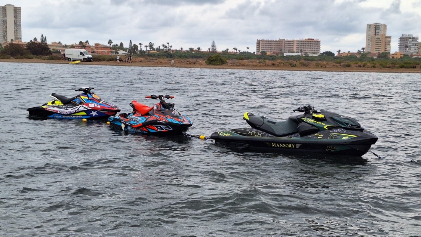 Levantan una concentración de motos acuáticas en el Mar Menor y una acampada ilegal en Los Alemanes