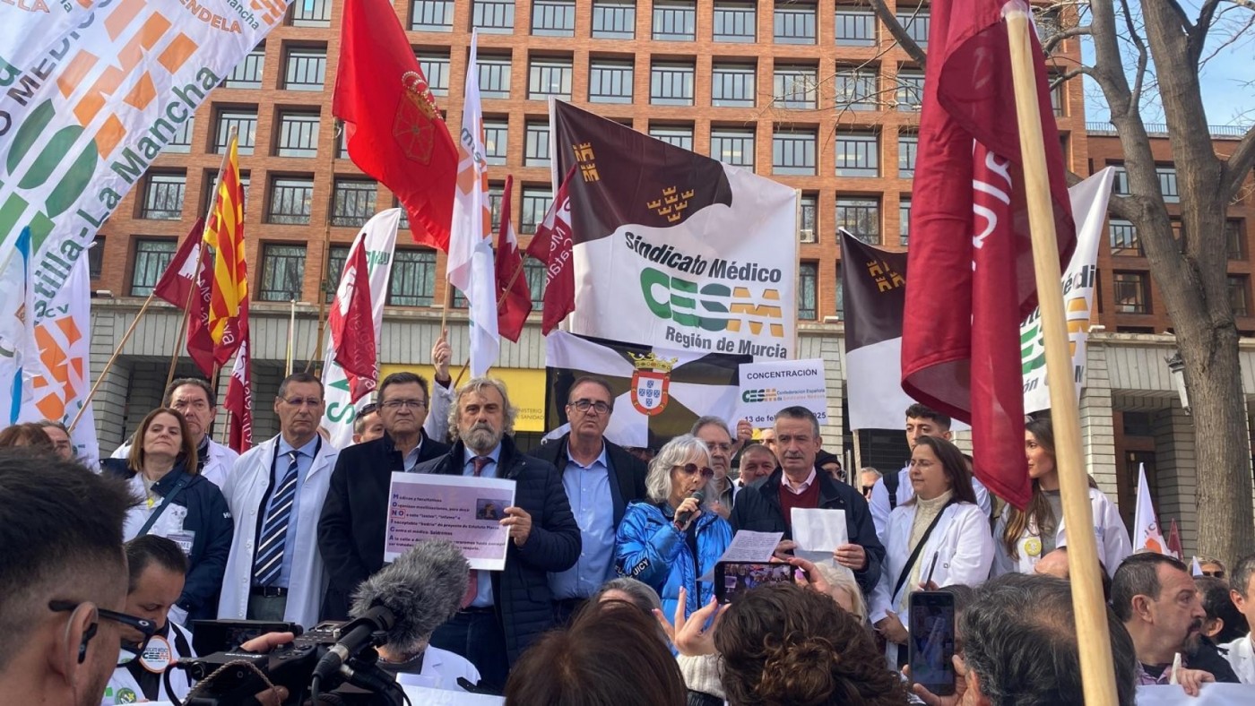 Centenares de médicos de la Región se manifiestan frente al ministerio en Madrid para rechazar el estatuto marco 