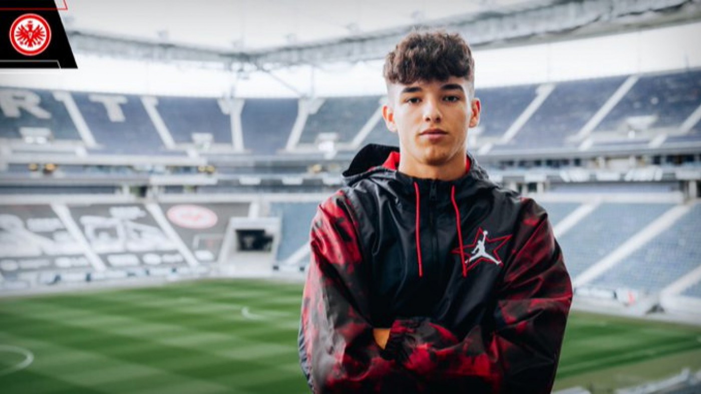 Enrique Herrero posa en el estadio de Eintracht de Frankfurt