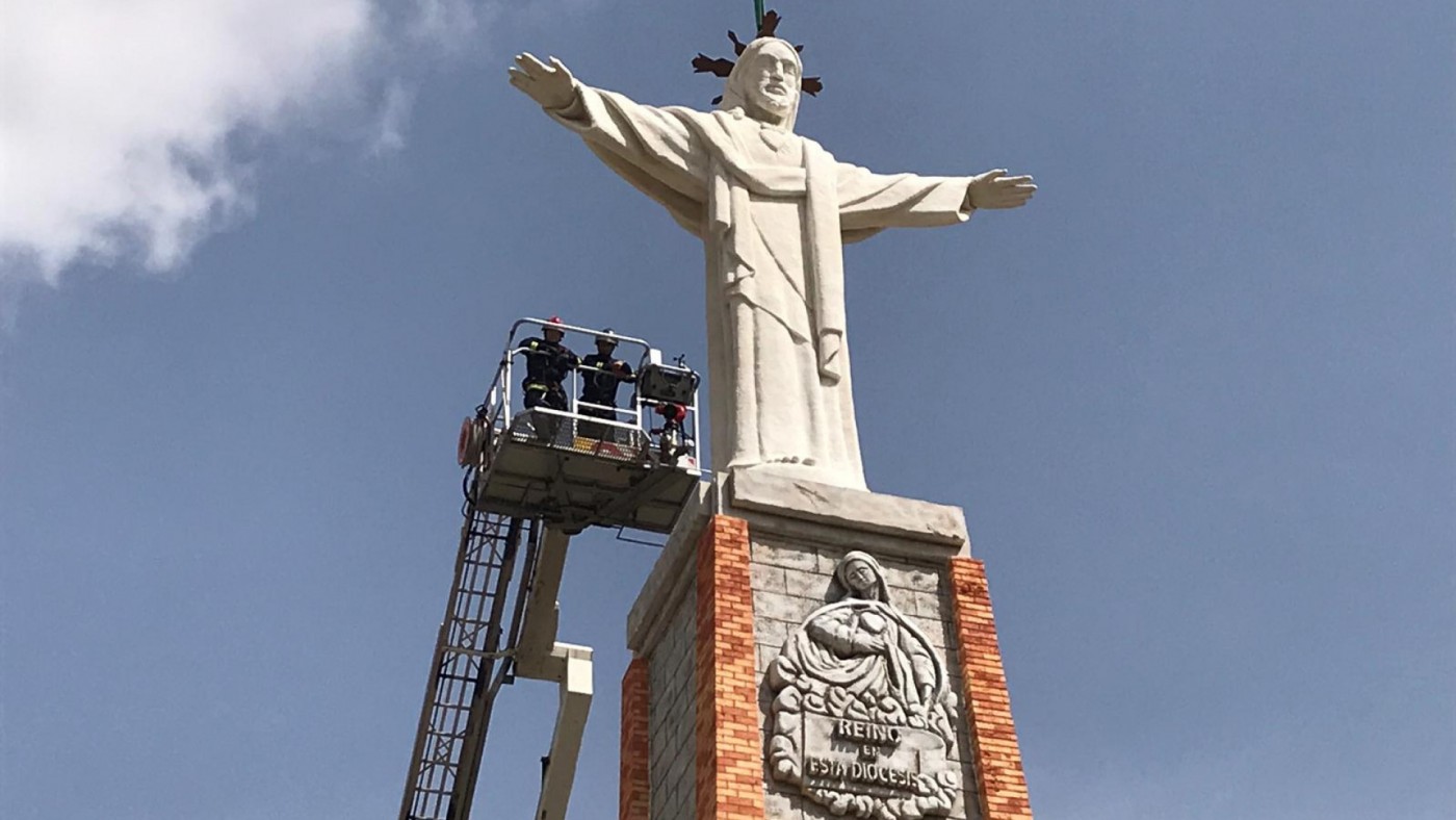 Momento en el que se coloca la réplica del Cristo de Monteagudo