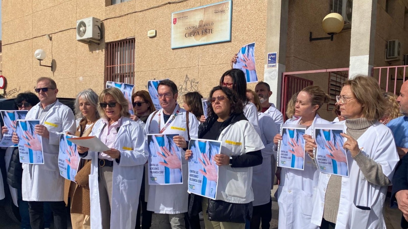 Concentración del Sindicato Médico en Cieza contra la violencia hacia el personal sanitario