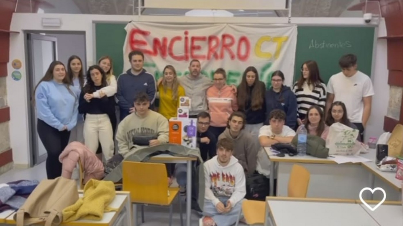Encierro indefinido de alumnos de Enfermería de Cartagena