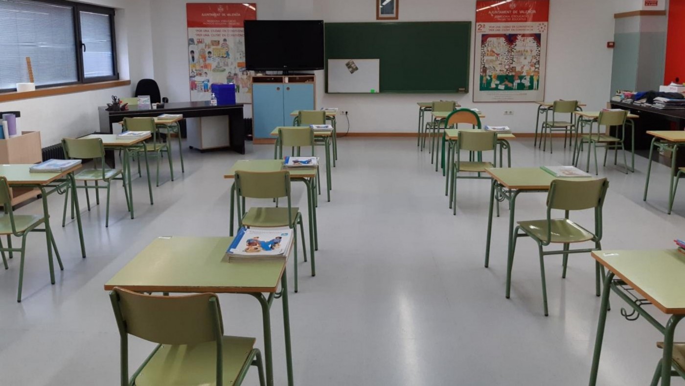 Mesas separadas en un aula. Europa Press