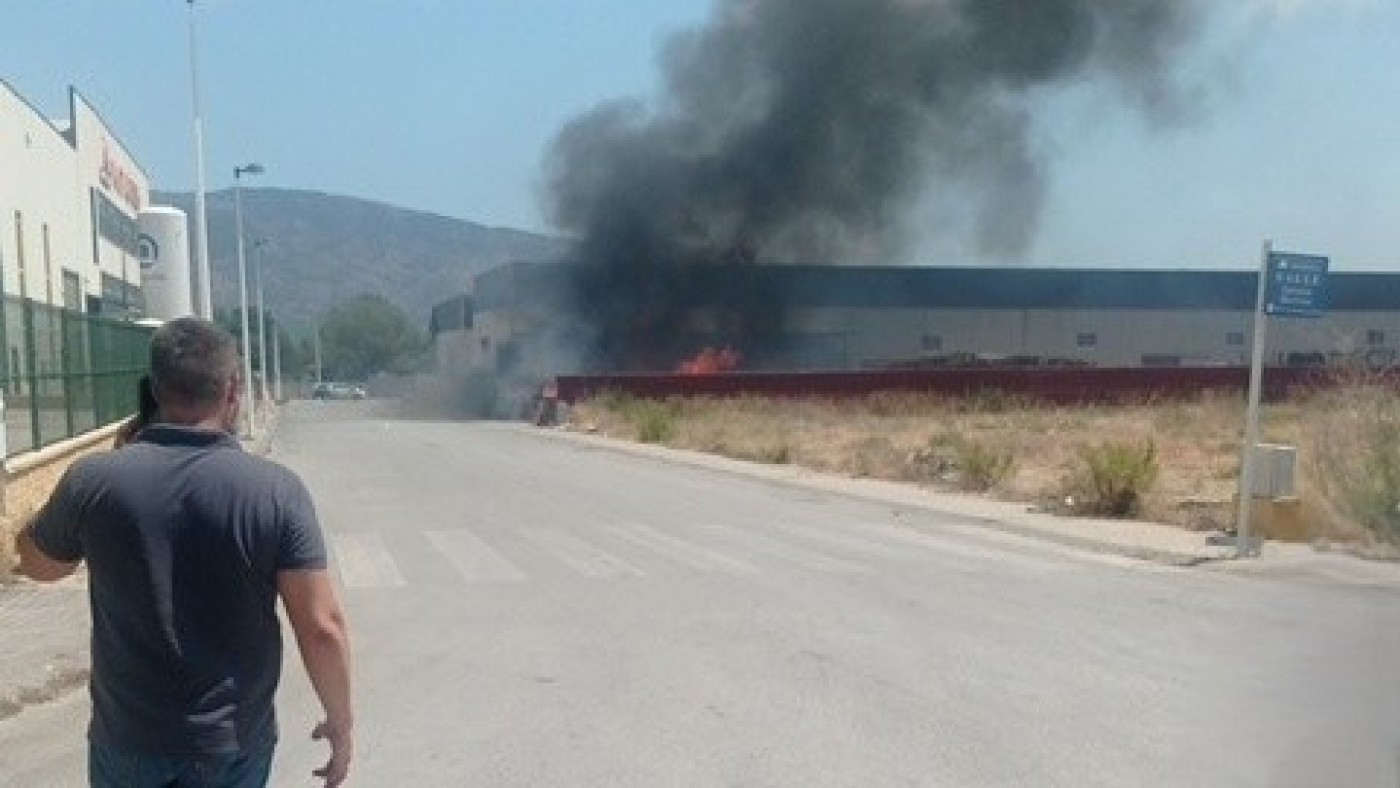 Los servicios de emergencia trabajan para extinguir un incendio junto al Parque Industrial VistaBella de Librilla