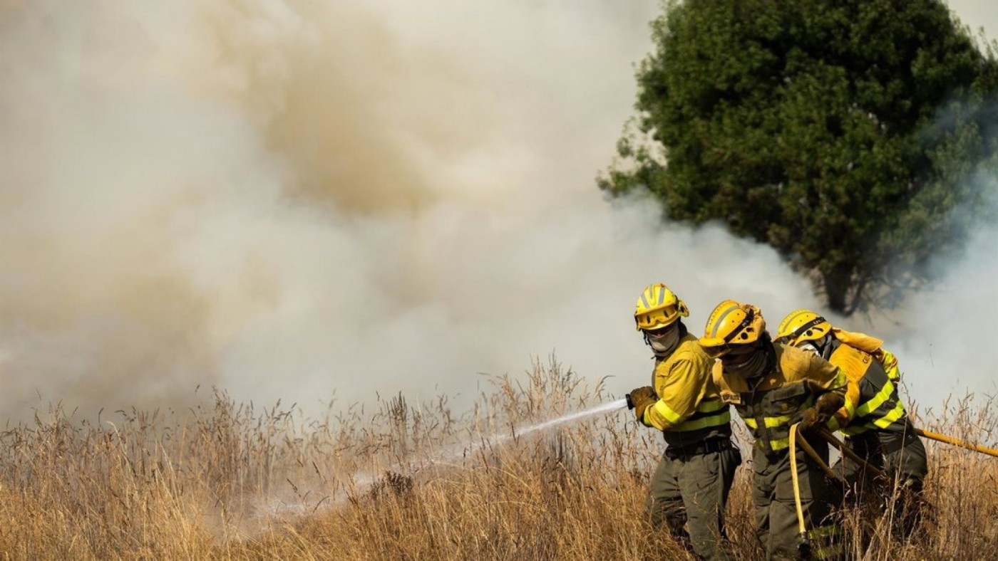Última hora de los incendios: un fallecido, dos detenidos y miles de evacuados