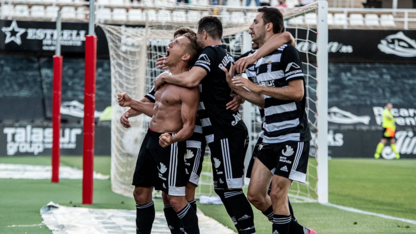Los jugadores cartageneristas celebran el triunfo frente al Almería la temporada pasada
