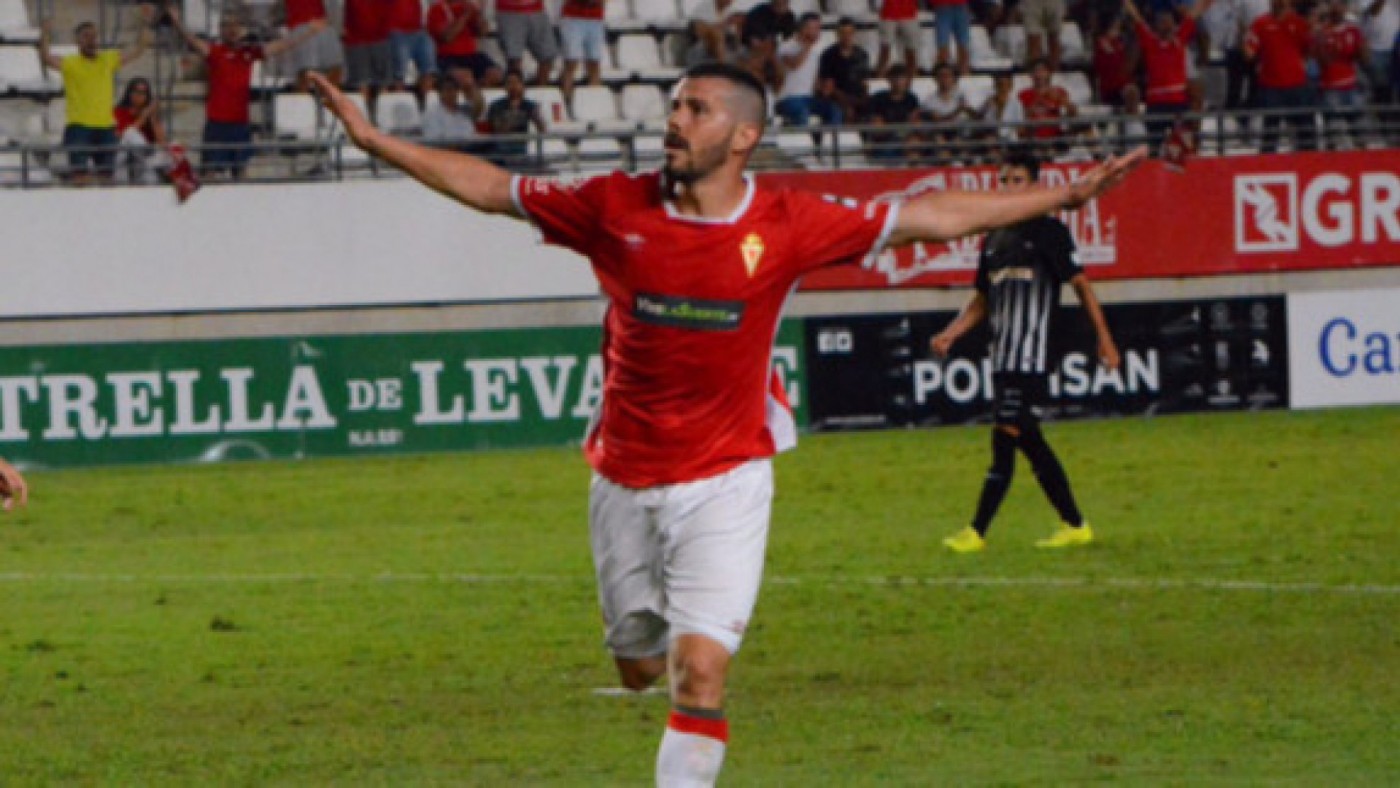 Víctor Curto celebra un gol