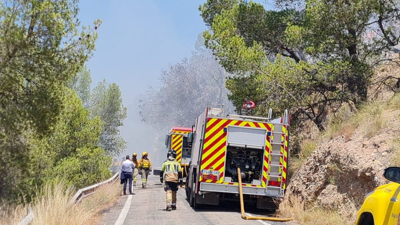 Un incendio forestal moviliza a un amplio operativo del Plan Infomur en la sierra de Macisvenda en Abanilla