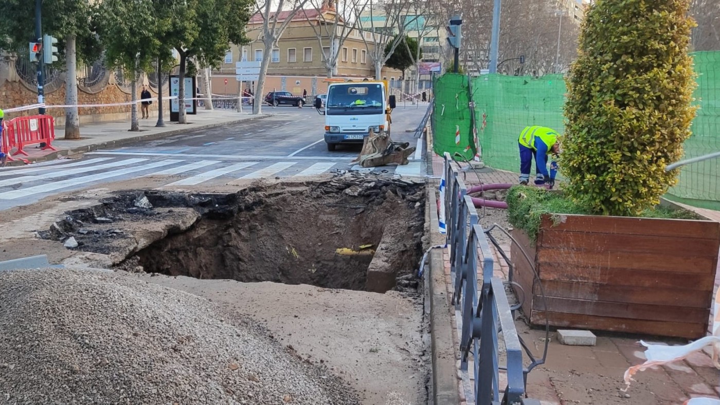 Una avería en una conducción de agua provoca cortes de tráfico en el paseo Alfonso XIII de Cartagena