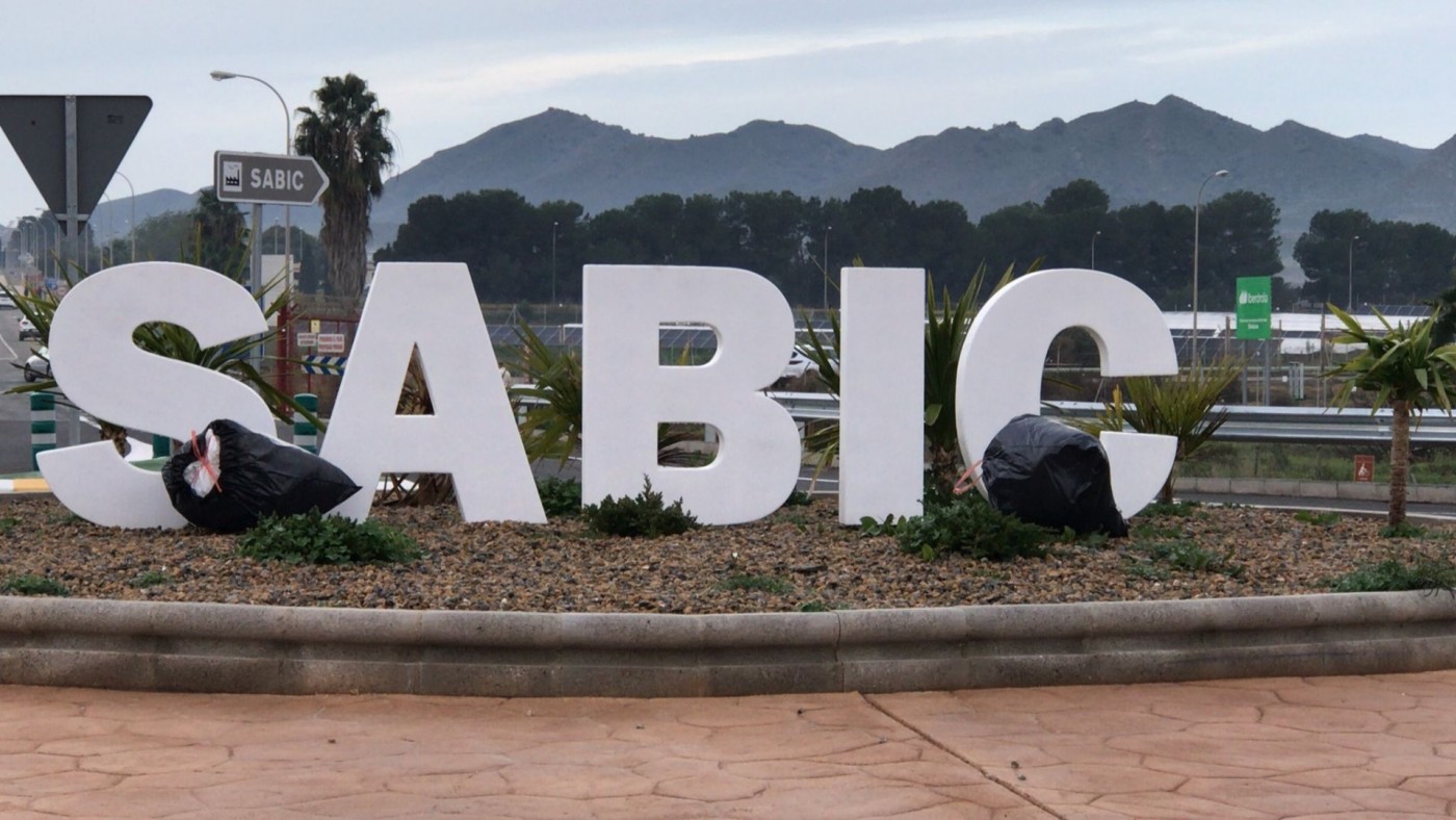 Los trabajadores de SABIC buscan apoyo en el Ministerio de Trabajo ante la incertidumbre sobre La Aljorra