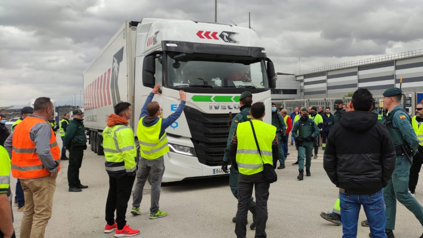 Los transportistas aparcan las protestas en la Región para salir con más fuerza en los próximos días
