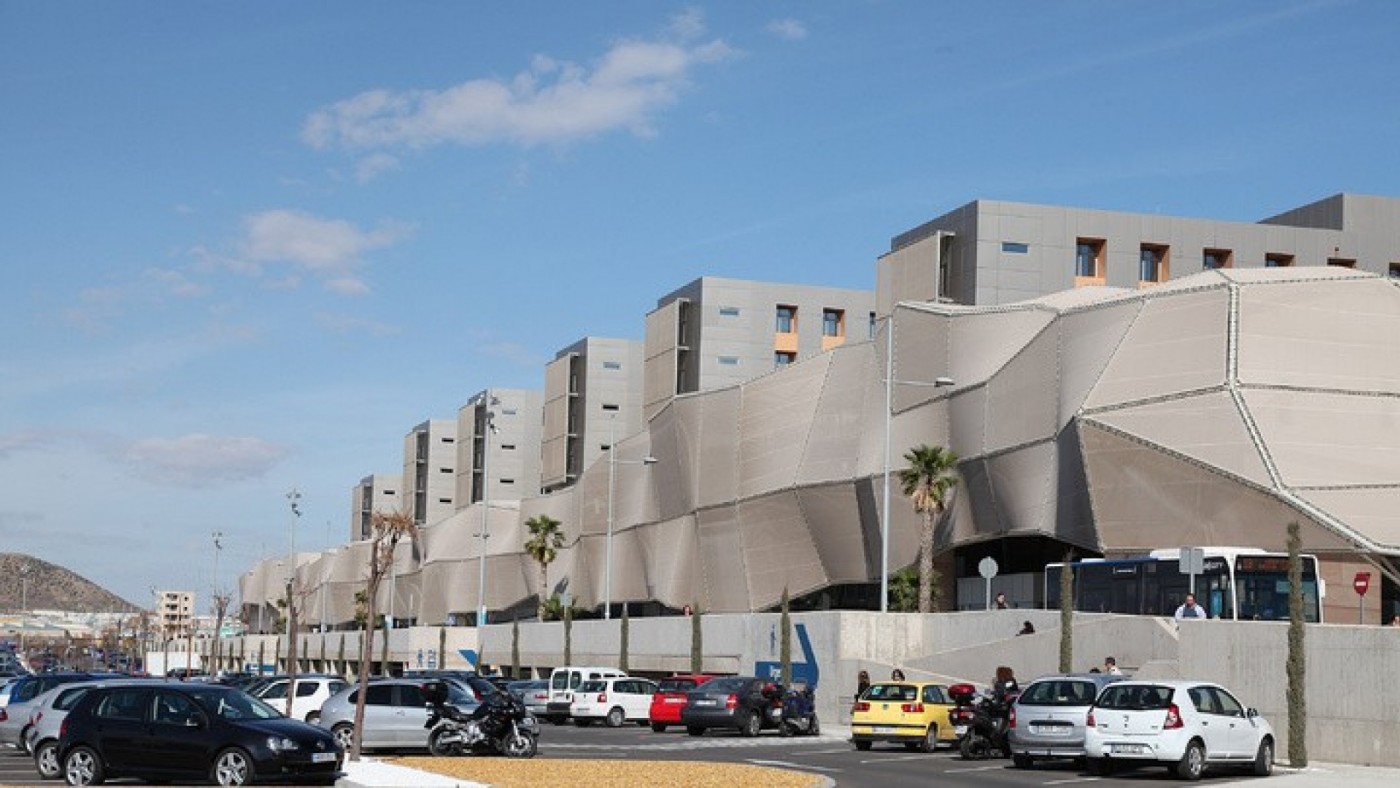 El fallo en un generador del Santa Lucía provocó la evacuación manual de pacientes críticos durante el apagón