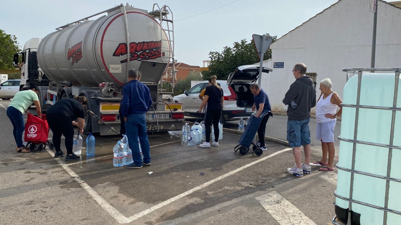Cansancio y frustración en los cuatro municipios del Mar Menor afectados por el corte de agua potable