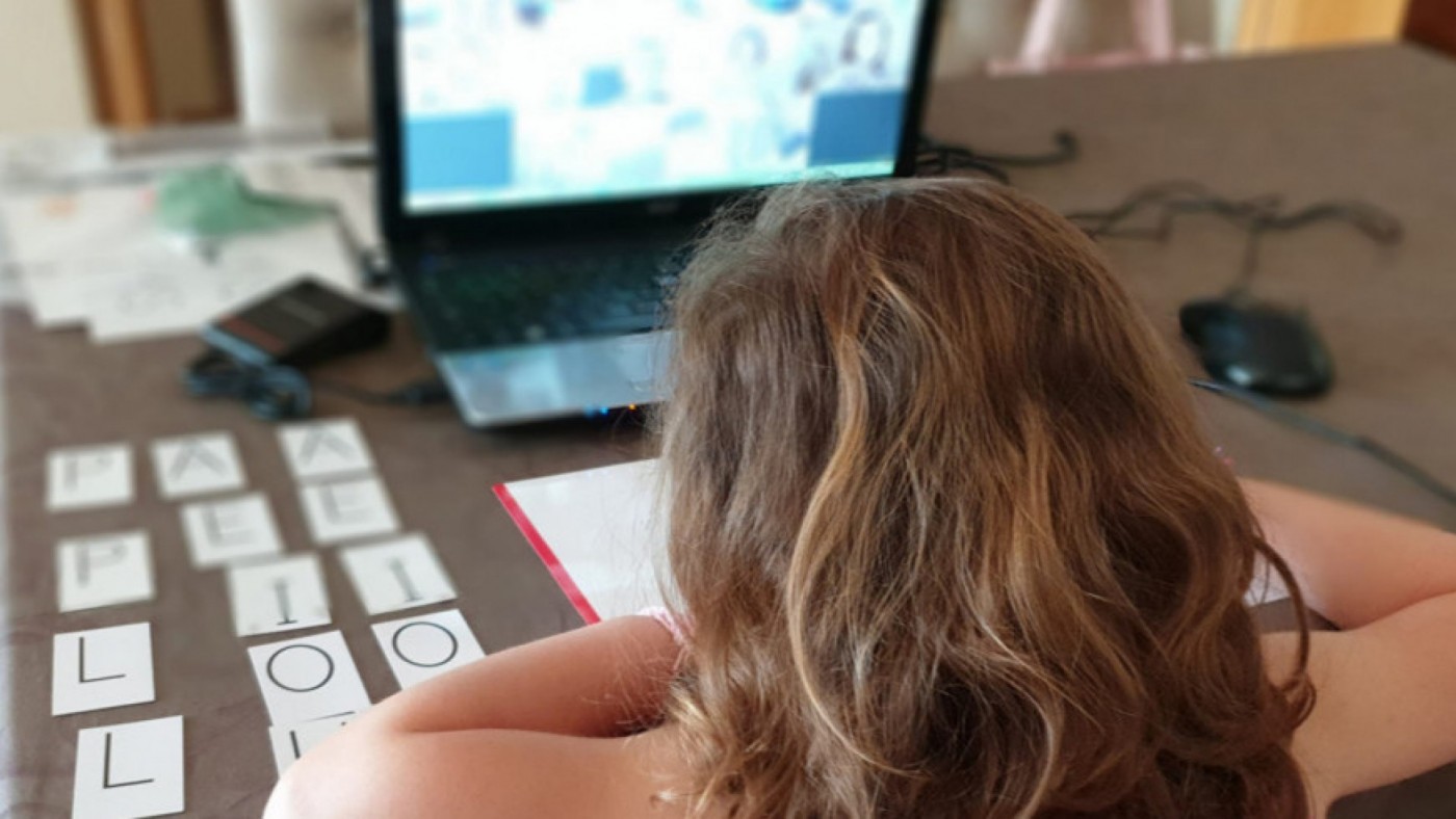 Una niña en sus clases online. ORM
