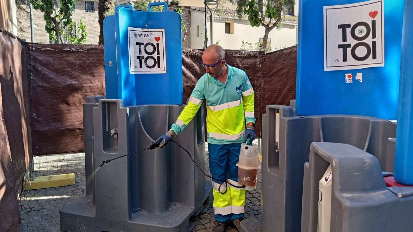 Un protocolo biotecnológico minimizará el hedor de orines en las Fiestas de Primavera de Murcia