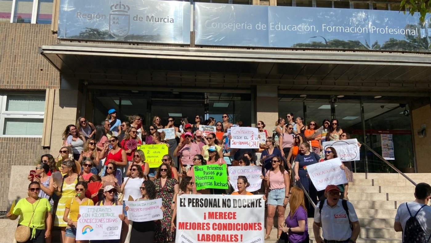 Técnicos de infantil protestando en la puerta de la Consejería de Educación