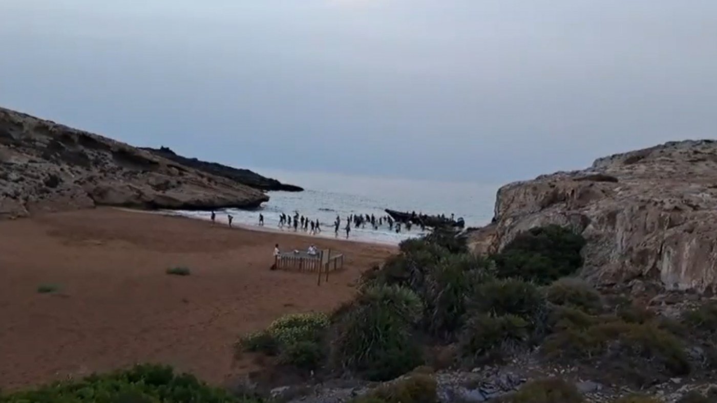 Nueva patera con unas 50 personas llega a Cala de los Dentoles, en Cartagena