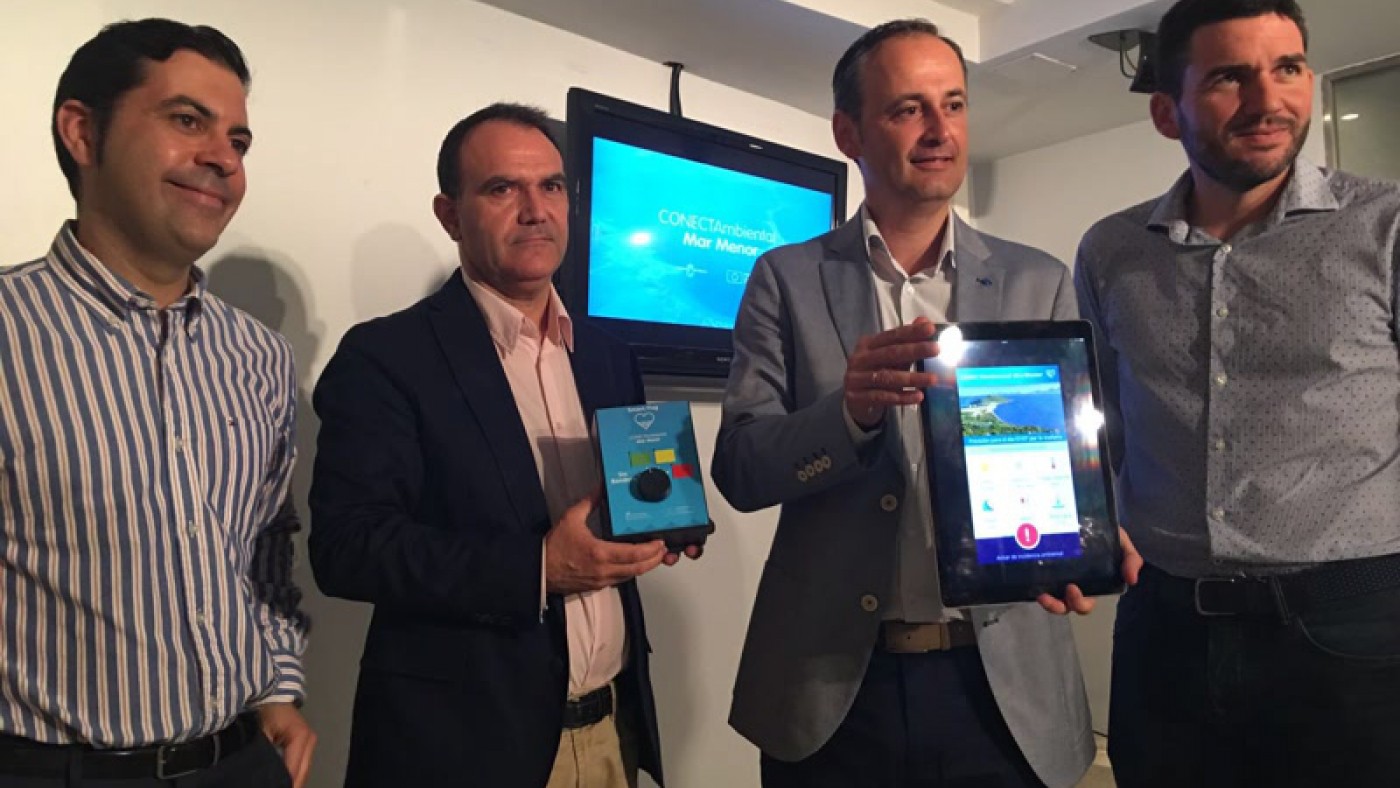 El consejero y el director general del mar menor junto a los diseñadores de la PP