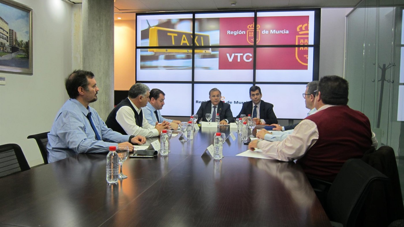 Reunión de Fomento con representantes del sector del taxi