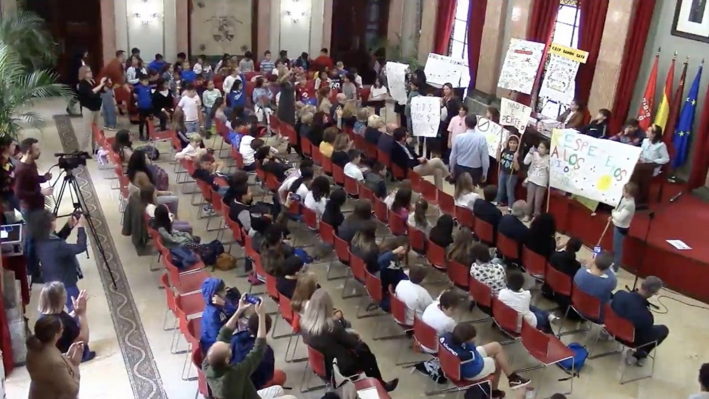 Los niños ocupan los sillones del pleno en el Ayuntamiento de Murcia