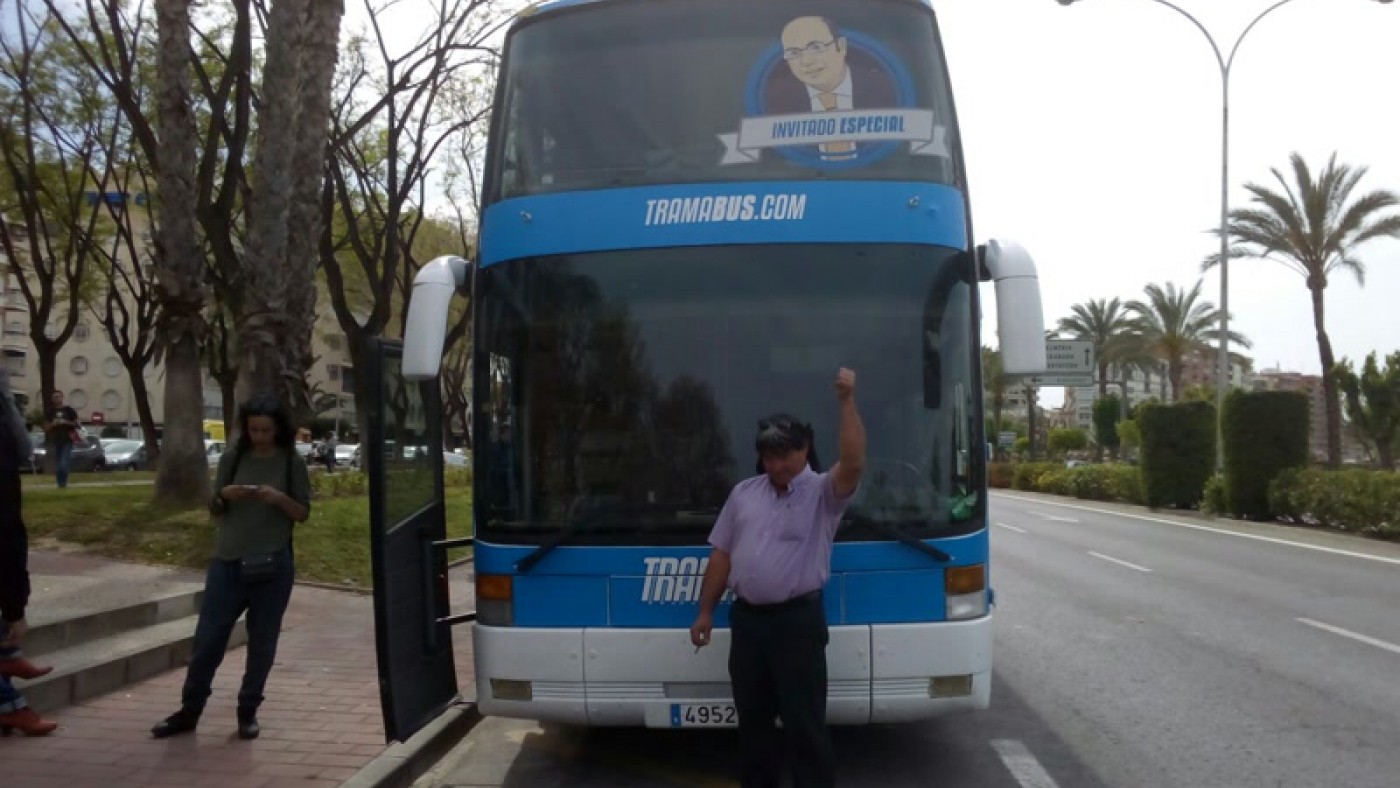 Imagen del autobús denuncia de Podemos 