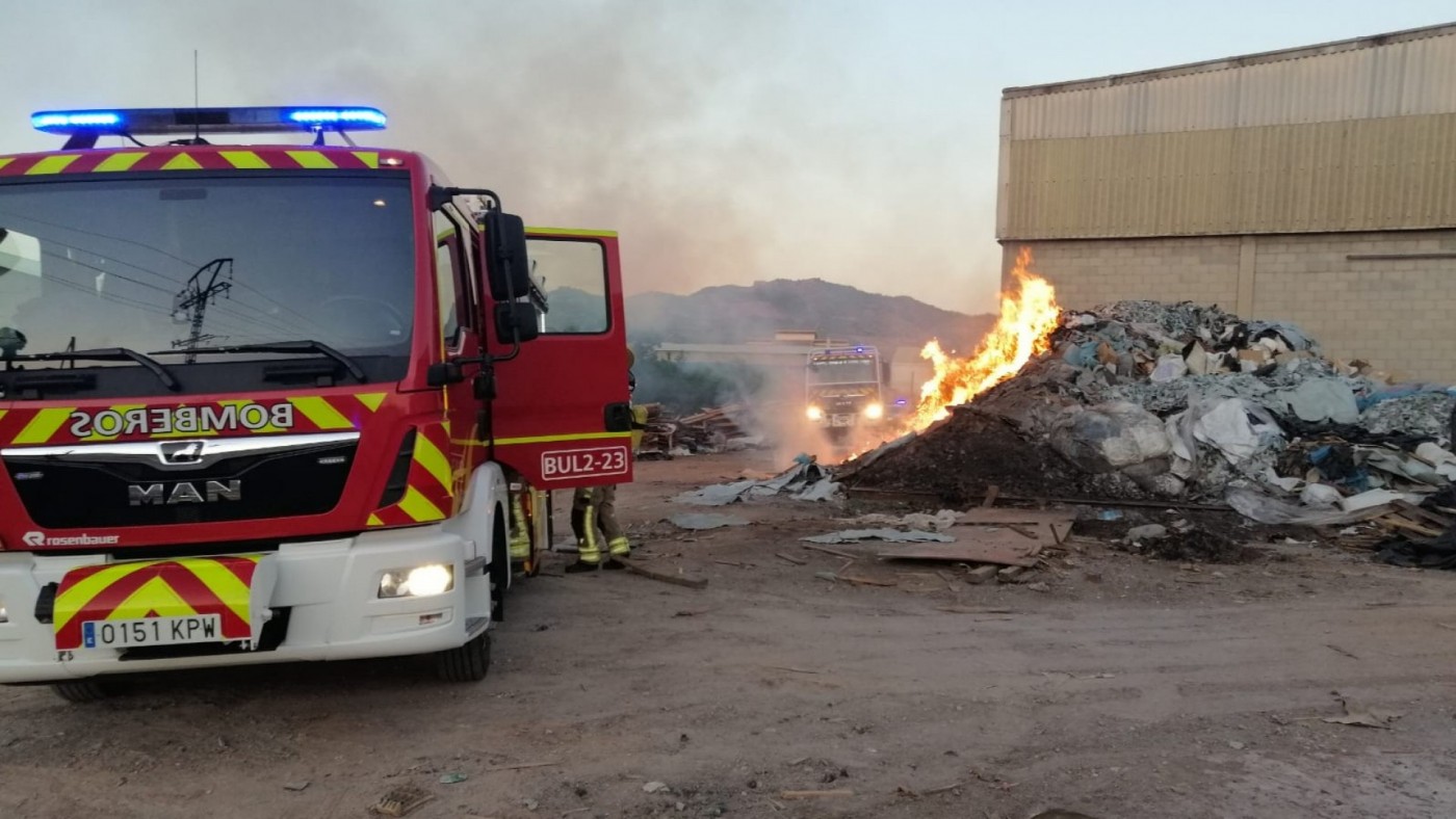 Extinguen un incendio de restos de pieles y curtidos de una fábrica abandonada en Lorca
