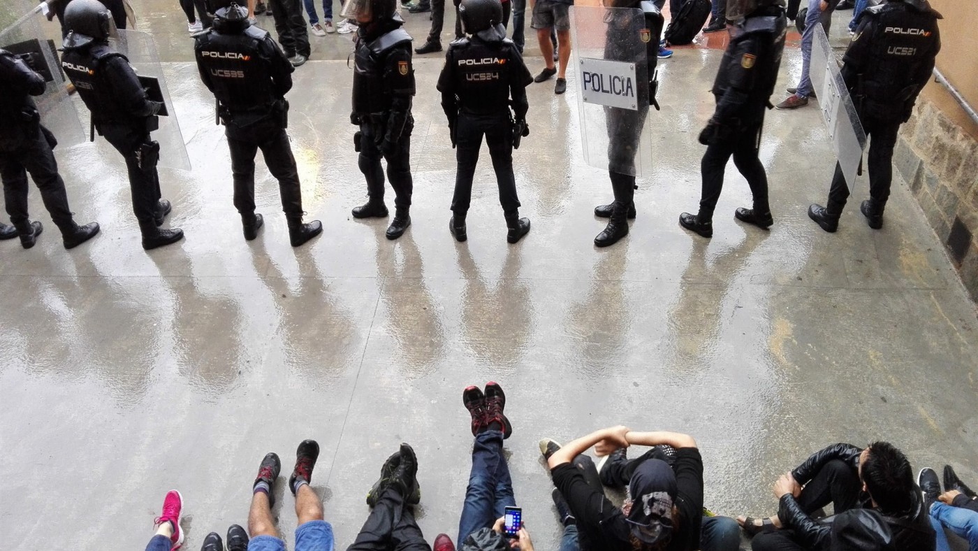 Policías frente a manifestantes en un colegio durante el 1 de octubre