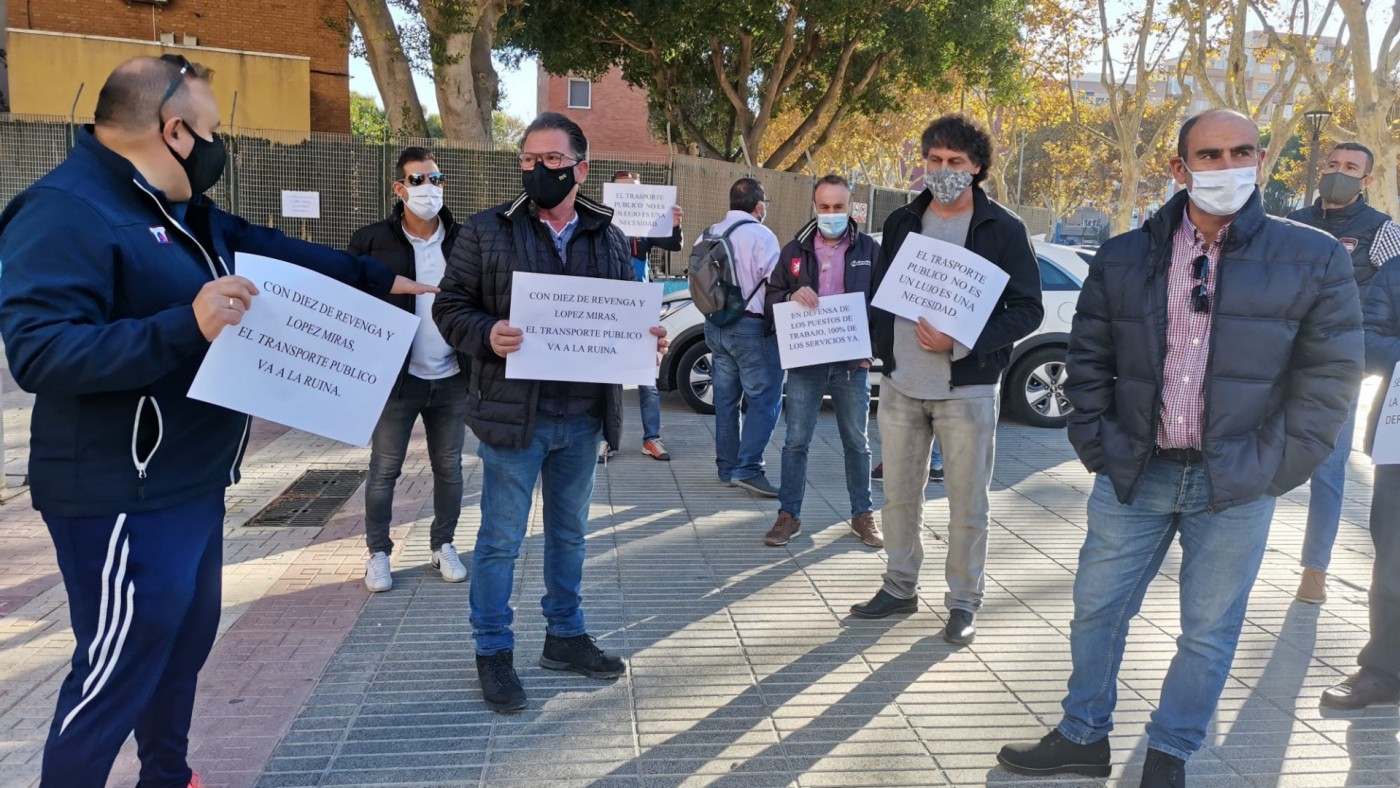 Protesta de los trabajadores de LATBUS frente a la Asamblea. ORM