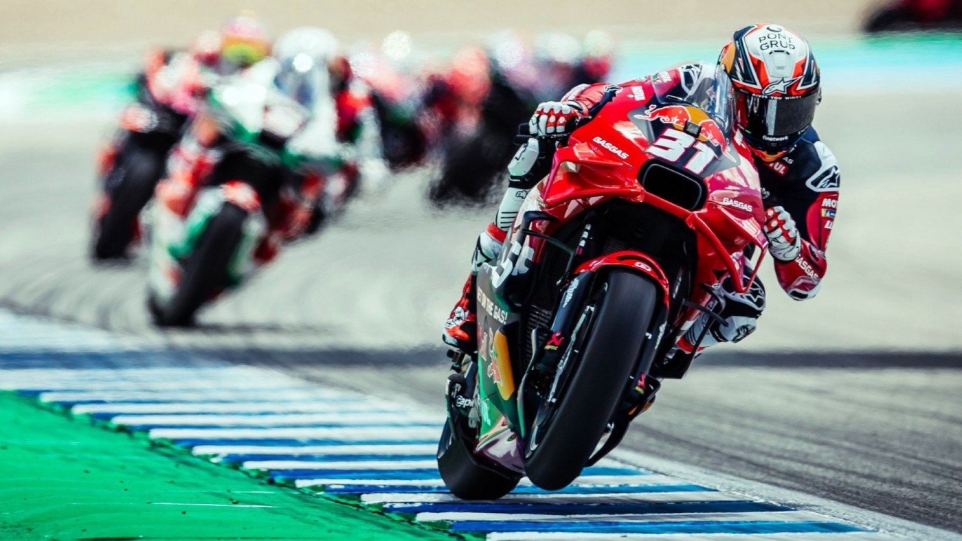 Acosta y Aldeguer, lejos aún en la primera sesión libre de Silverstone