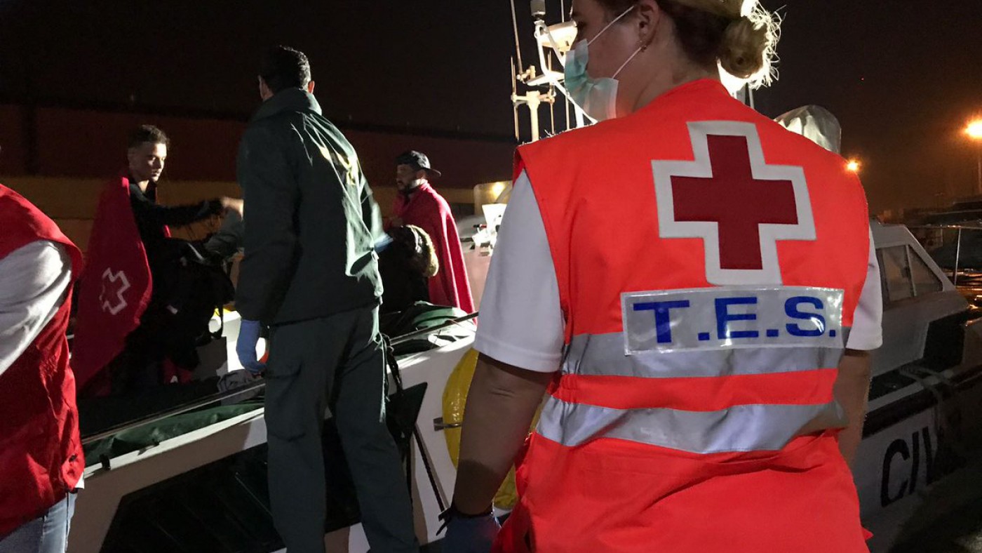 Los inmigrantes fueron atendidos por Cruz Roja a su llegada al puerto de Cartagena