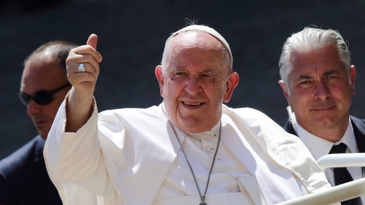 El Papa sale del hospital tras su operación de una hernia abdominal: "Sigo vivo"