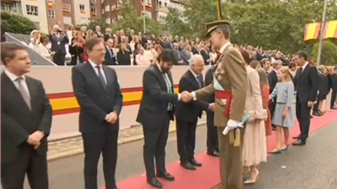 López Miras saluda al Rey antes del desfile del 12 de octubre