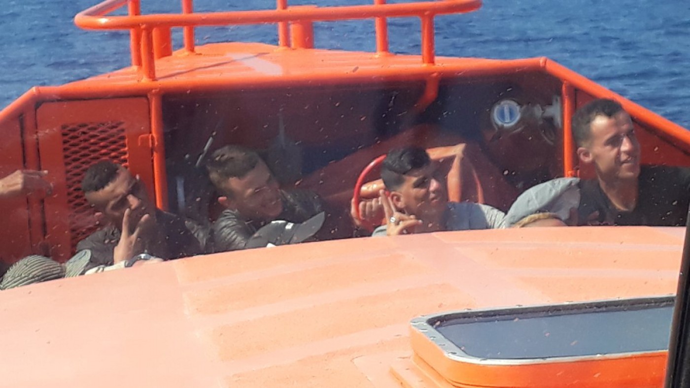 Los inmigrantes, en la embarcación de Salvamento Marítimo