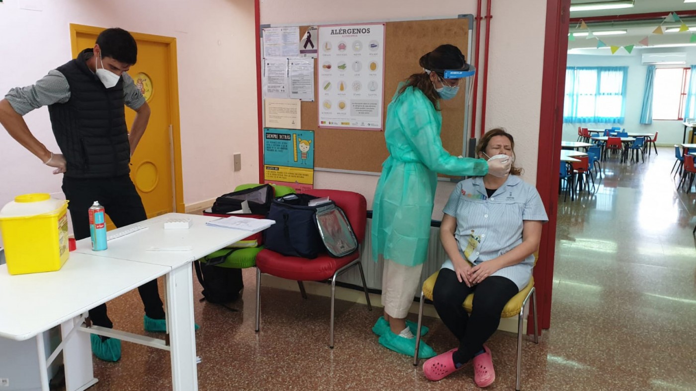 Personal de la Escual Infantil La Ermita, de La Alberca, realizándose la prueba de antígenos. ORM