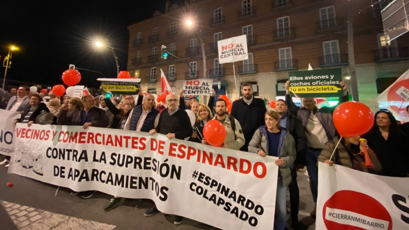 Vecinos de Espinardo no consiguen presentar en el Ayuntamiento las firmas contra el plan de movilidad 