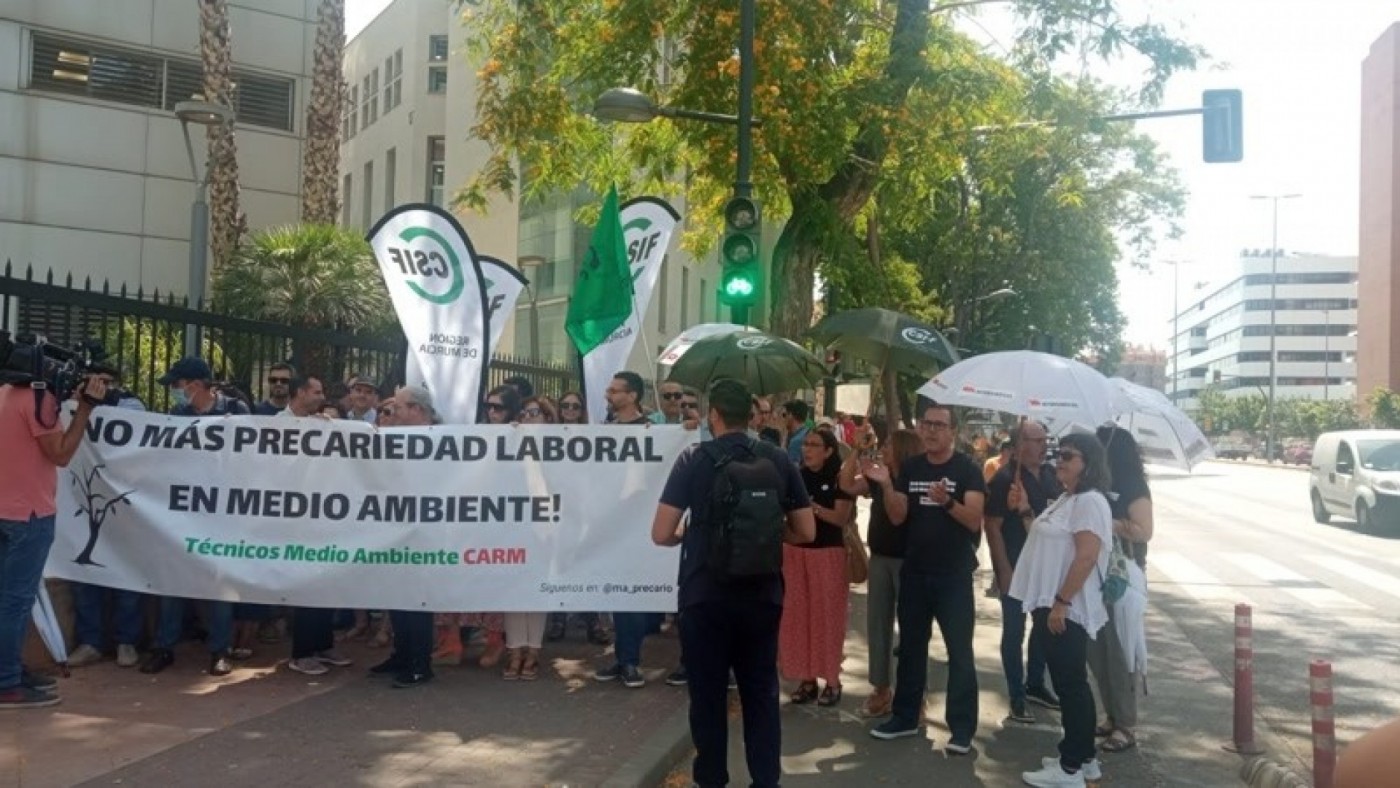 Trabajadores a las puertas de la consejería de Agricultura