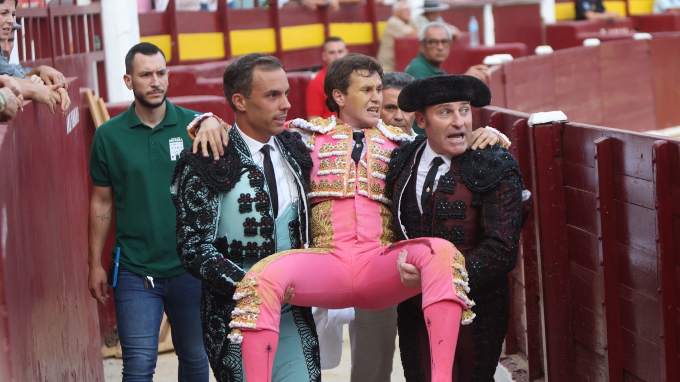 El novillero Angelín sufre una cogida en el tercero de la tarde